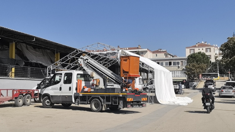 Pazar yerine branda kurarken 5 metre yükseklikten düştü, ağır yaralandı