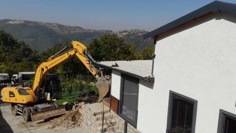 Gökçeören’de kaçak bir villa daha yıkıldı