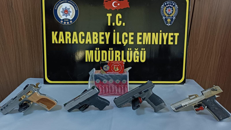 Karacabey'de bir evde 4 adet tabanca ele geçirildi