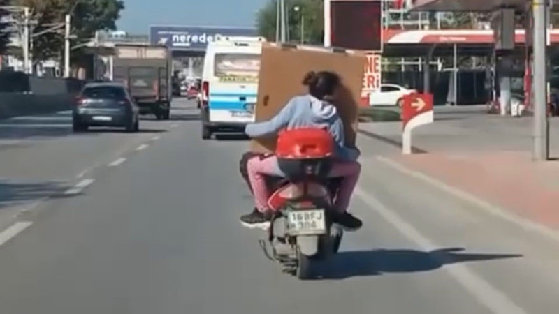 Çocuğunun canını hiçe saydı...Tehlikeli yolculuk kamerada