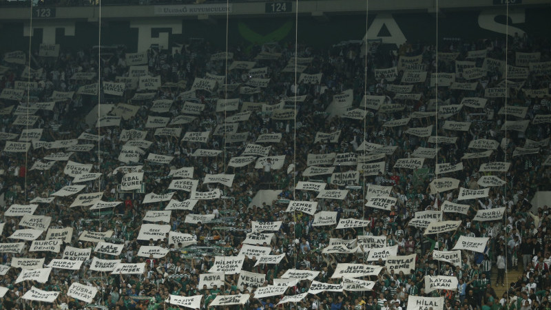 Bursaspor taraftarları öldürülen kadınların isimleri yazılı pankart açtı