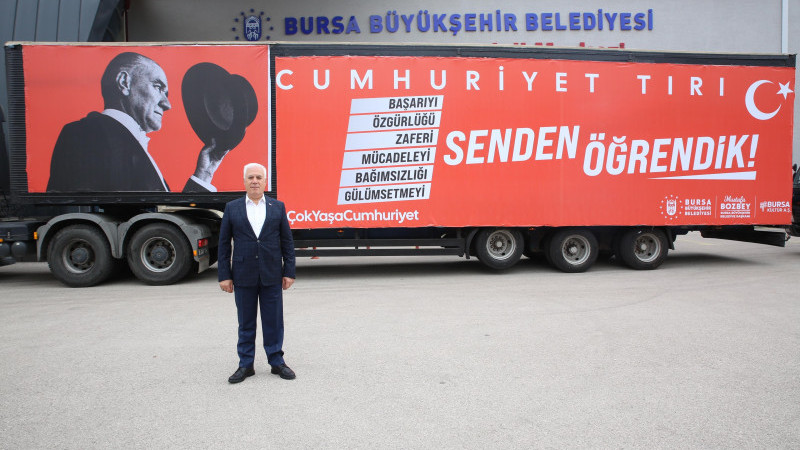 Cumhuriyet Tırı 29 Ekim coşkusunu Bursa'ya yayıyor