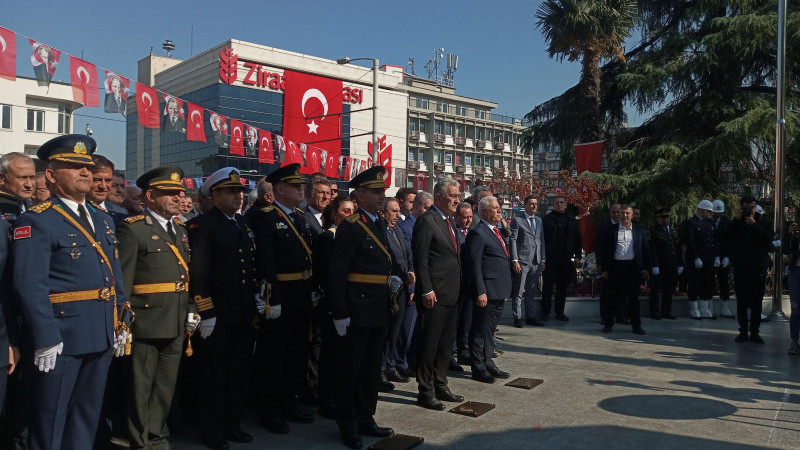 Bursa’da cumhuriyetin 101. yılı çelenk töreniyle kutlandı