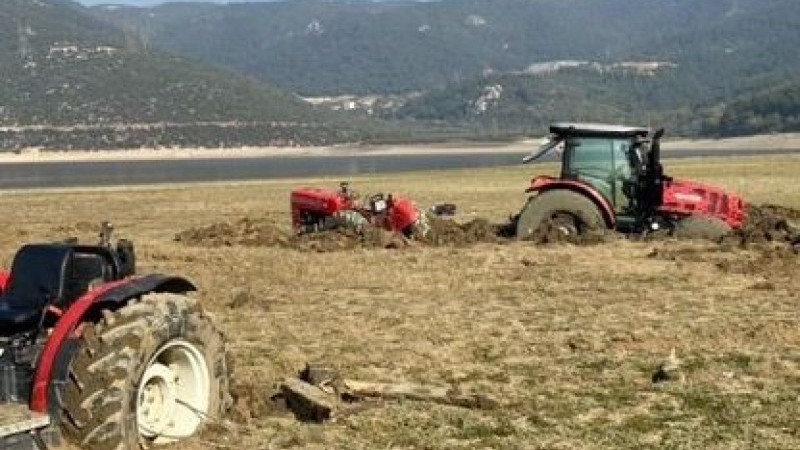 Pikniğe giden bataklığa saplandı, onları kurtarmaya gidenler de mahsur kaldı