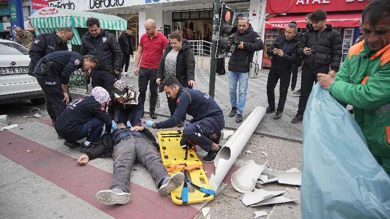 Lodosta çatıdan kopan boru adamın kafasına düştü