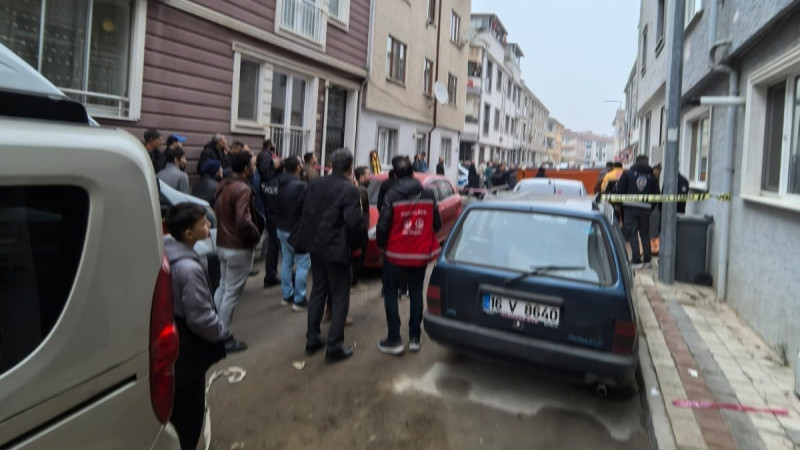 Karısını kemerle boğarak öldürdü, çatıya çıkıp intihar etmek istedi