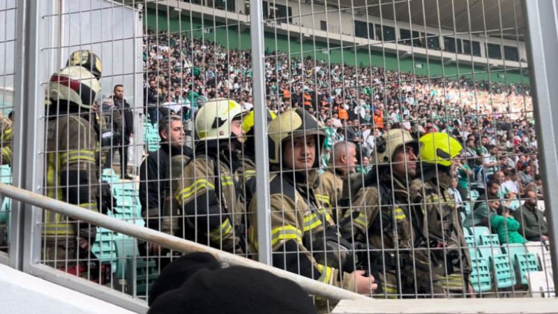 Yaklaşık 40 bin taraftarın izlediği Bursaspor maçında yangın paniği