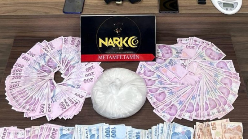 Polisten kaçan araçta 1 kilogram uyuşturucu ele geçirildi