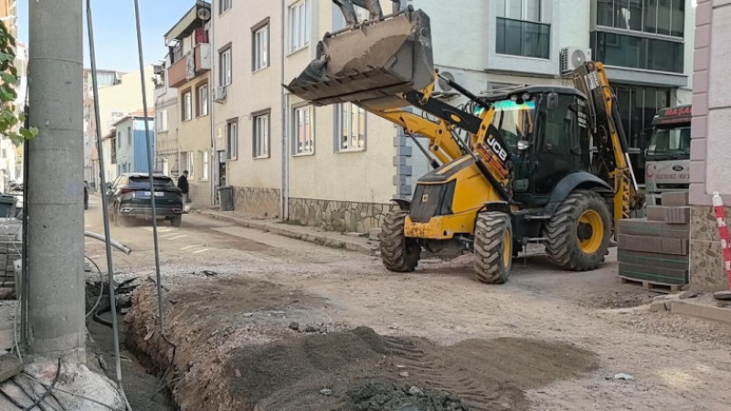 Kirli ayakkabılarını çıkarıp apartmana öyle girdi