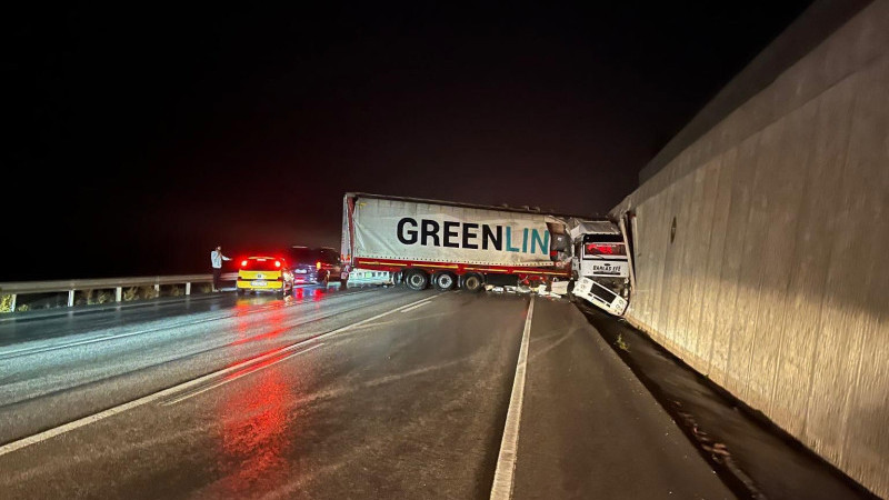 Bursa'da kontrolden çıkan tır, yol kenarındaki istinat duvarına çarptı