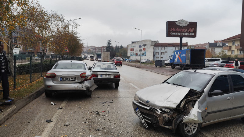 Zincirleme kazada 1’i bebek 3 kişi yaralandı