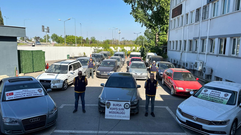 Ağır hasarlı araçları alıp piyasa süren otomobil çetesine operasyon