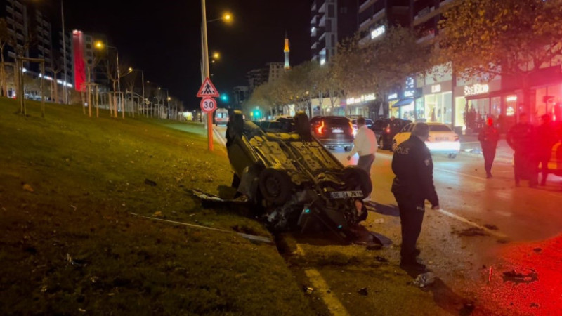 Bursa'da otomobil refüje çarparak takla attı