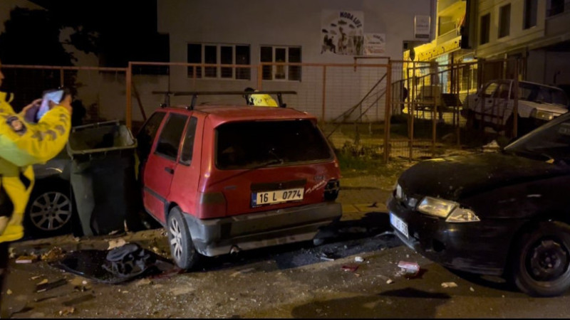 Bursa'da park halindeki 3 otomobile çarpan sürücü olay yerinden yaya olarak kaçtı