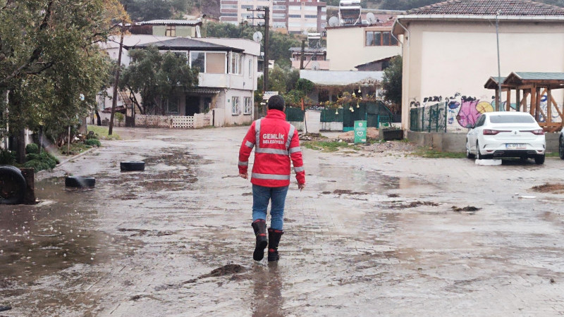 Gemlik'te sağanak taşkınına başkan müdahalesi