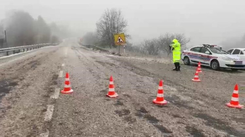 Bursa'da kar yağışıyla hayat durdu...İlçe yolları kapandı, ekipler açmaya çalışıyor