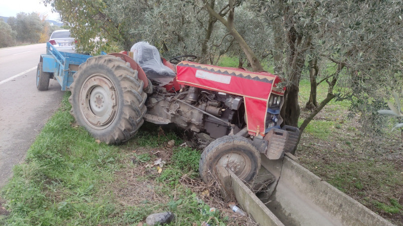 Kontrolden çıkan traktör sulama kanalına çarptı