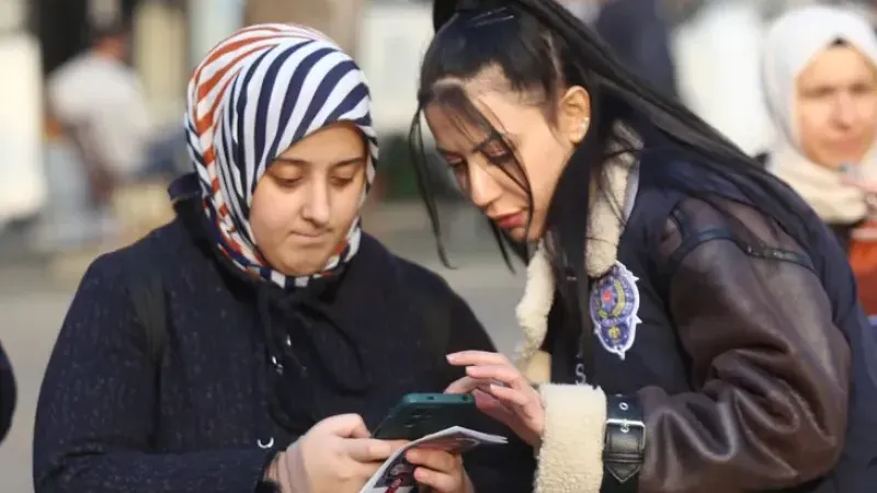 Bursa'da kadınları tek tek durdurup o uygulamayı yüklettiler