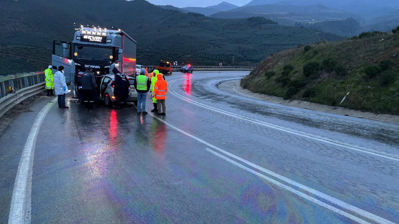 Bursa'da Tır ile otomobil kafa kafaya çarpıştı