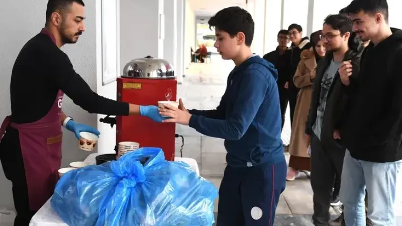 Osmangazi'de ders çalışan öğrenciler sıcak çorba!