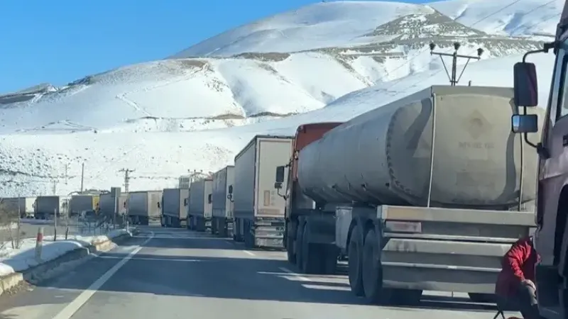 Sınırda bekleyiş sürüyor! Kilometrelerce kuyruk oluştu...