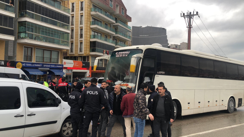 Galatasaray ve Göztepe taraftarları Bursa'da birbirine girdi!