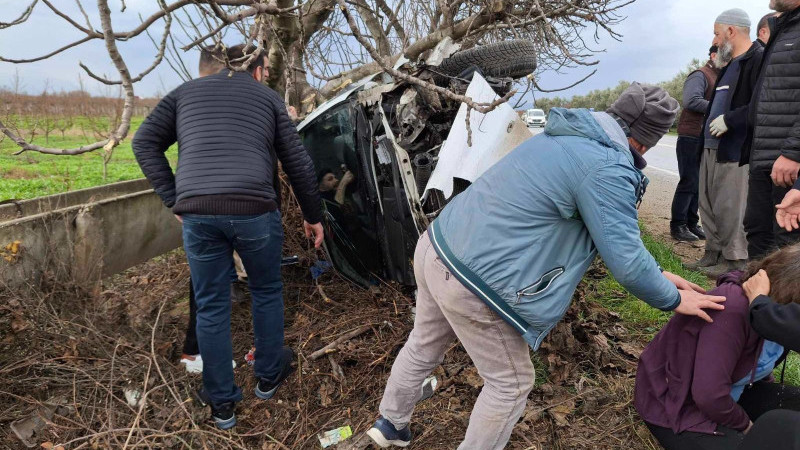 Bursa'da feci kaza! Tırın çarptığı araç tarlaya uçtu