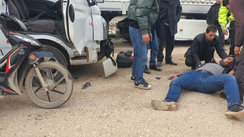 Kamyonet ile çarpışan motosikletli ağır yaralandı