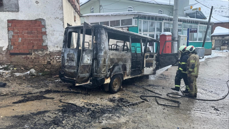 İznik'te park halindeki minibüs alev alev yandı