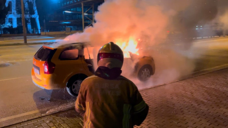 Bursa'da yolda giden araç alev topuna döndü!