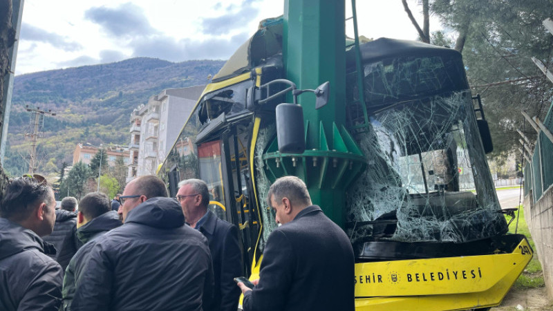 Bursa'da dehşet anları! Otobüsün freni patladı, 11 yaralı...