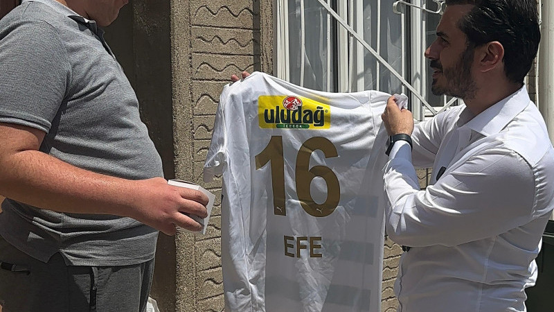 Başkan Kurtuluş’tan Efe’ye İsimli Bursaspor Forması ve Kombine Sürprizi