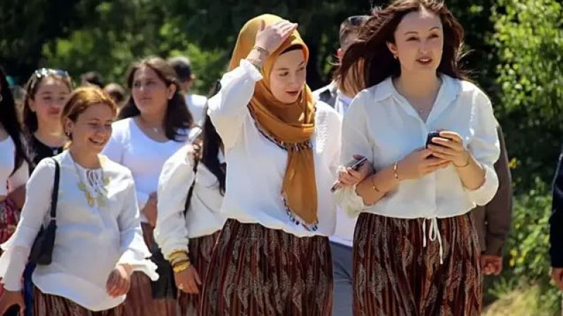 Eş adaylarını bulmak için 1,5 kilometre yürüdüler