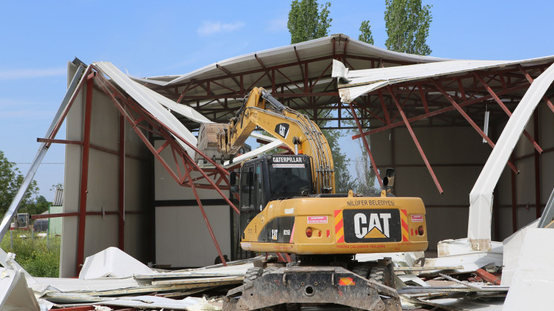 Nilüfer’de iki kaçak fabrika yerle bir edildi