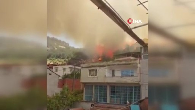 Bursa’da orman yangını köydeki evlere sıçradı...