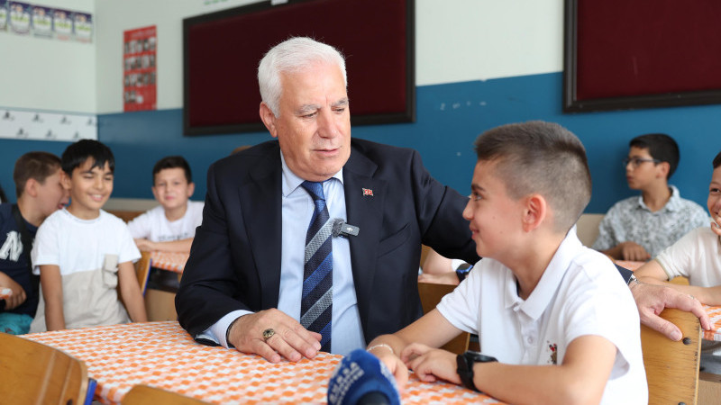 Başkan Bozbey, öğrencilerin karne sevincine ortak oldu