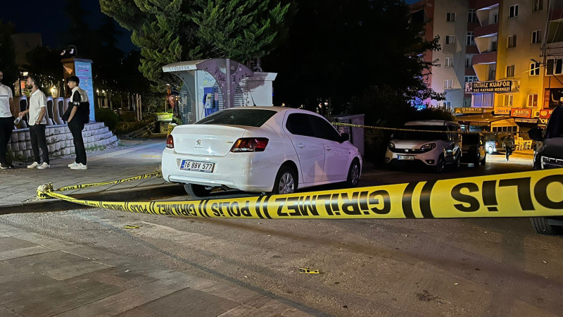 Bursa'da hareketli saatler! Park halindeki araç kurşunlandı