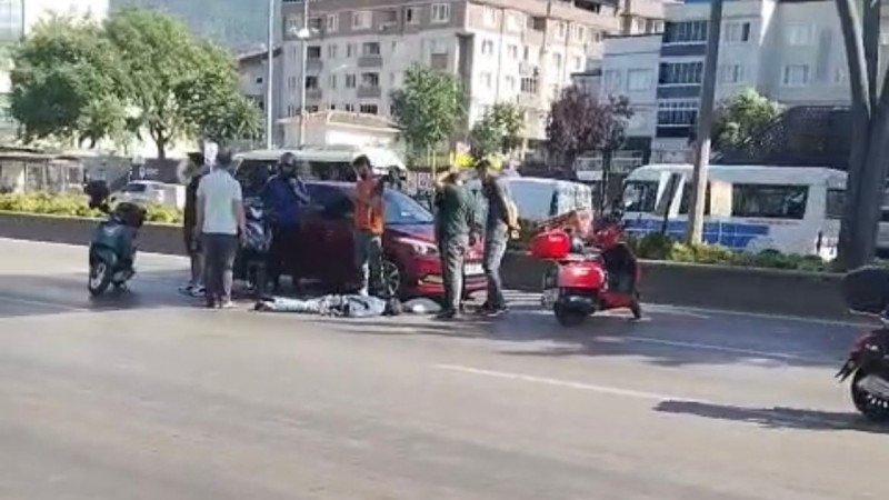 Üst geçit ihlali kazaya mâl oldu... Otomobilin çarptığı kadın ağır yaralandı