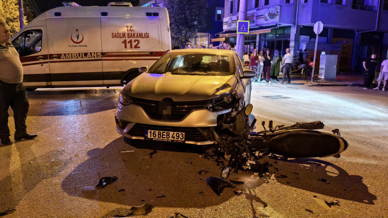 Otomobil ile motosiklet çarpıştı