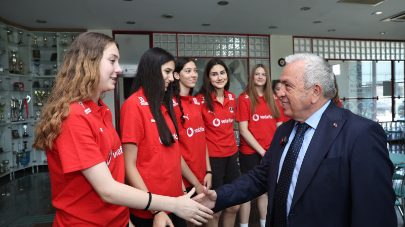 Başkan Şadi Özdemir’den filenin genç sultanlarına motivasyon ziyareti