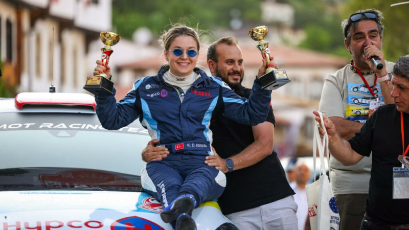 Dünyadaki ilk ve tek engelli kadın ralli pilotundan çifte podyum