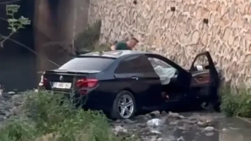 Su kanalında otururken aracın altında kalan çocuk hayatını kaybetti