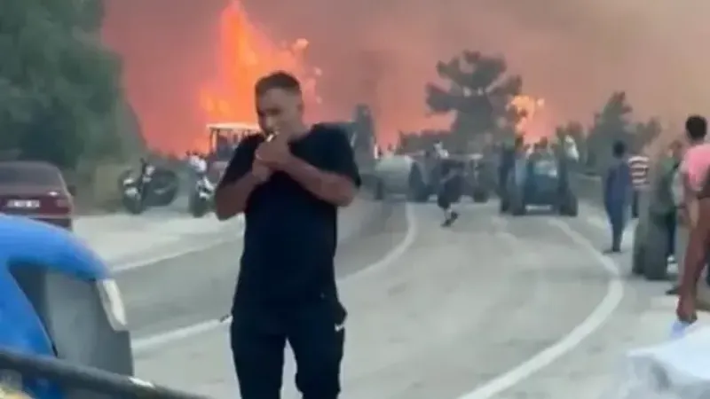 Alevler göğe ulaştı o aldırış etmeden sigarasını yaktı...