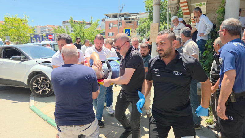 Fren yerine gaza basınca kaldırımdaki yayalara çarptı