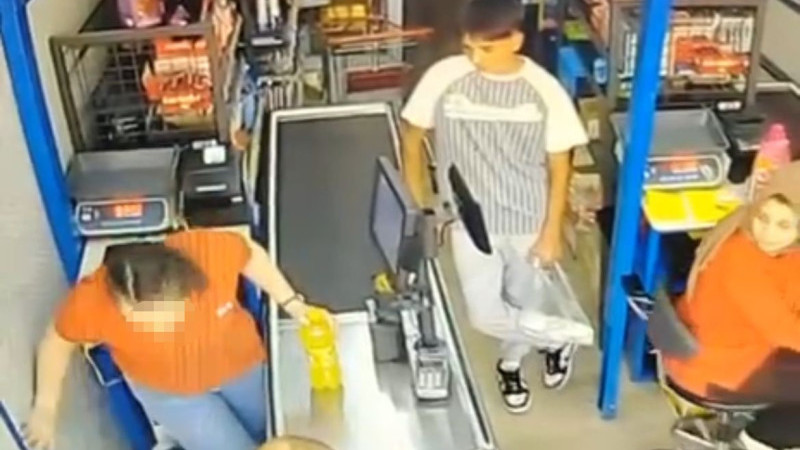 Marketin kadın kasiyerine yumruklu saldırı kamerada
