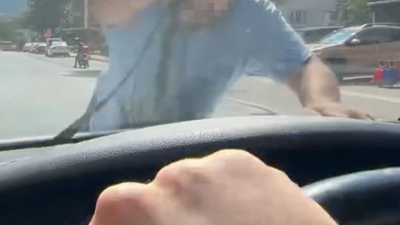 Bursa'da yol verme tartışmasında kamerada!