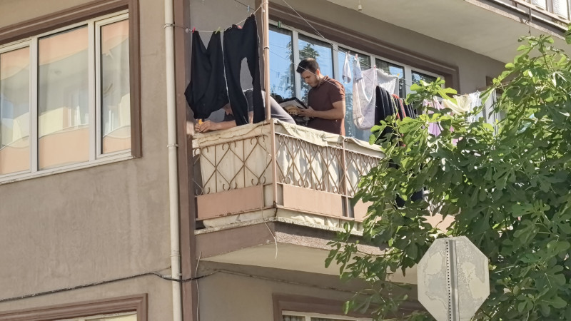 İnegöl'de balkondan düşen 3 yaşındaki çocuk ağır yaralandı