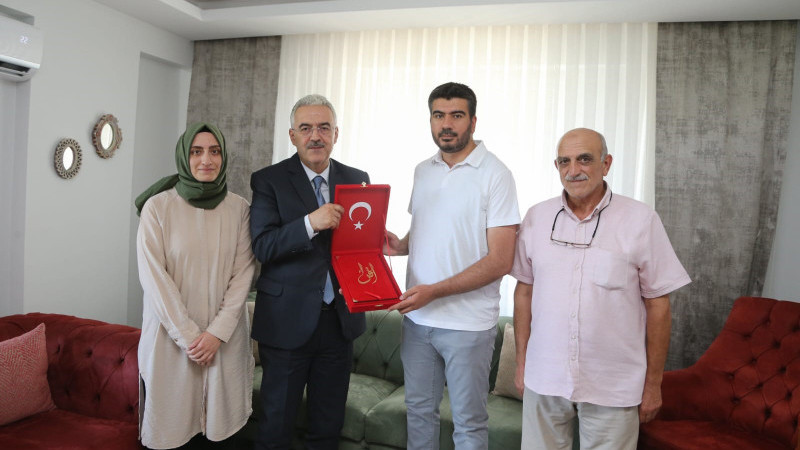 Bursa Valisi Ayyıldız, 15 Temmuz gazisini ziyaret etti