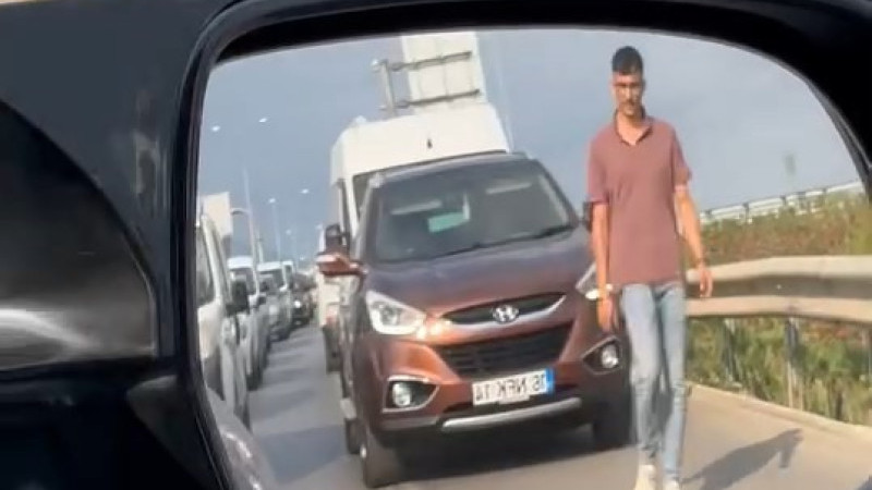 Emniyet şeridini ihlal edenleri, yürüyerek cezalandırdı