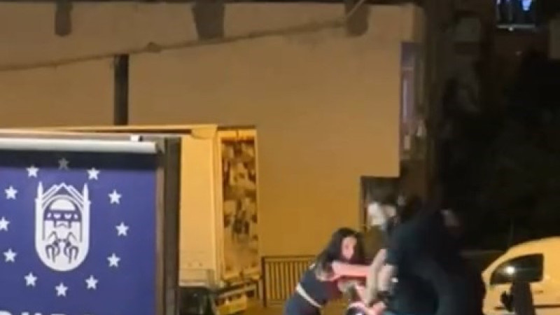 Bursa'da alkollü kız ortalığı birbirine kattı